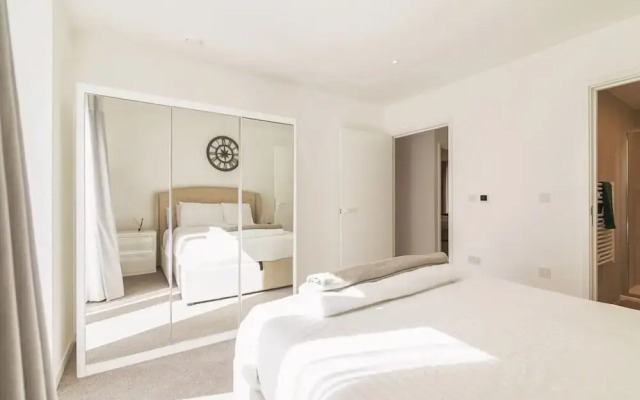 Luxury Spacious Flat With Communal Gardens Parking
