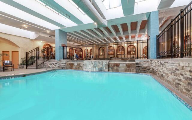 Embassy Suites by Hilton Kansas City Plaza