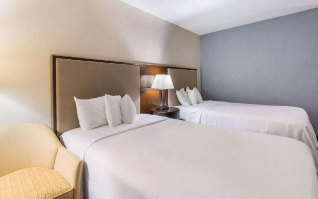 Econo Lodge Inn & Suites