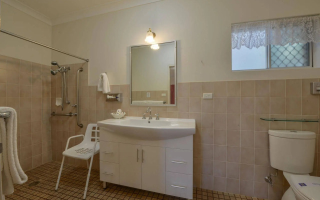 Cadman Motor Inn & Apartments