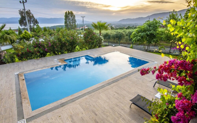 Calypso Lakeview Villas