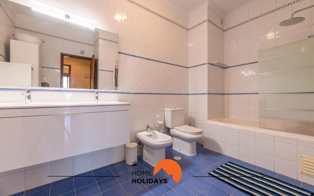 #071 Stunning Spacious Flat w Pool 5m Beach