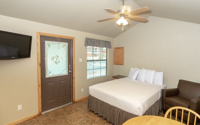 Hill Country Cottage and RV Resort