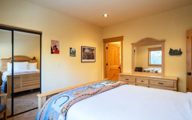 Hillside Mountain Creek Haven 4 Bedroom Home