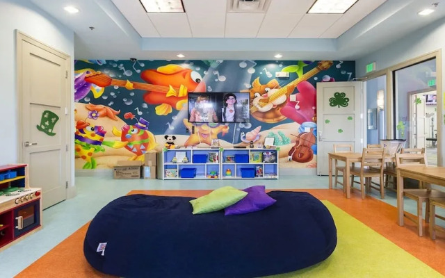 Opulent Villa, 10 Min to Disney, Pool & Spa