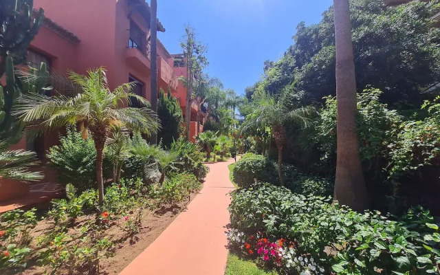 Luxury 2-bed Apartment in Elviria W/pool