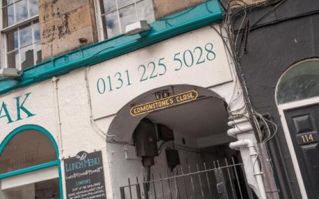 The Edmonstone's Close Residence