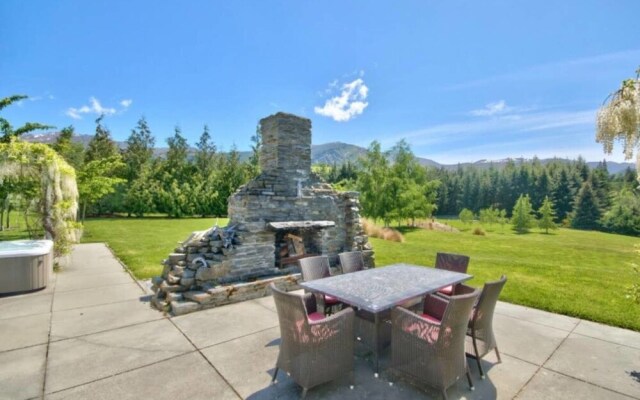 Queenstown Exclusive Retreat with Hot Tub
