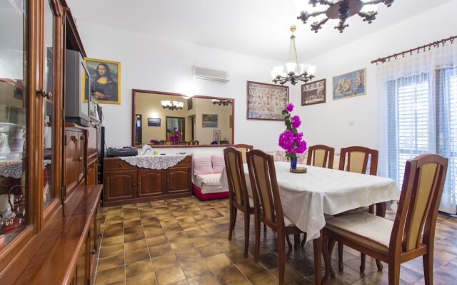 7 Olives Apartments