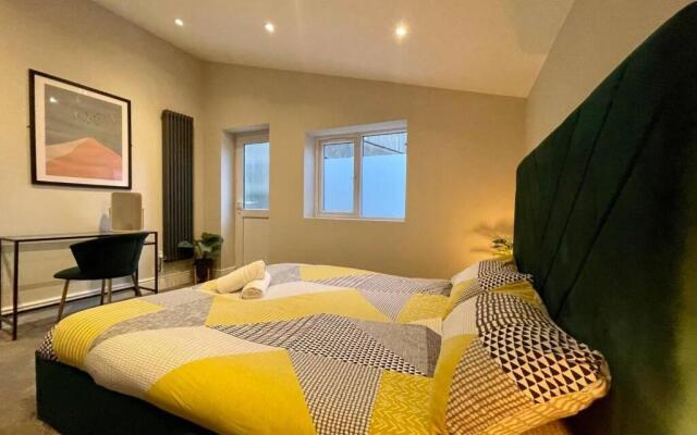 Modern Central Apartment + King Size Bed + Garden