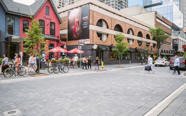 QuickStay - Class in Yorkville (Yonge & Bloor)