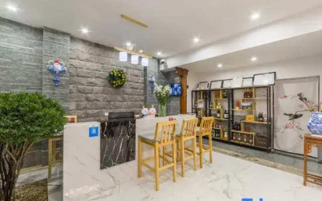 Yixin Courtyard hotel (Dali Ancient City South Gate)