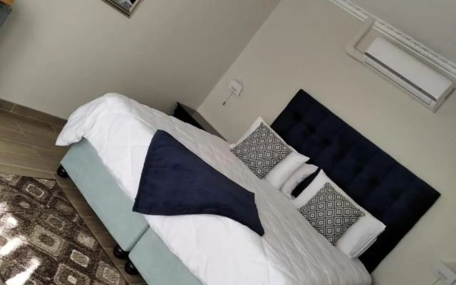 Lucolo Palace B&B - East London