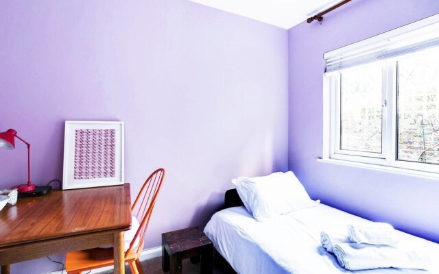 Bright 3 Bedroom Trendy Home by Hampstead