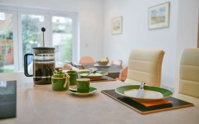 Enchanting Earlsfield Home by Wimbledon Park