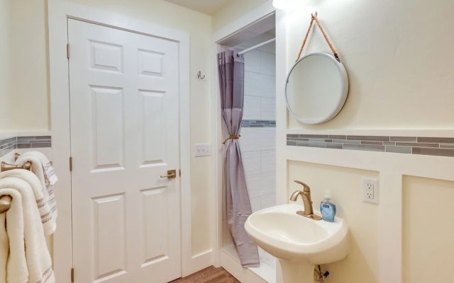 Sheboygan Getaway w/ Deck + On-site Lake Access!