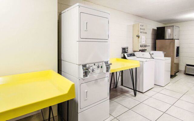 Econo Lodge Inn & Suites