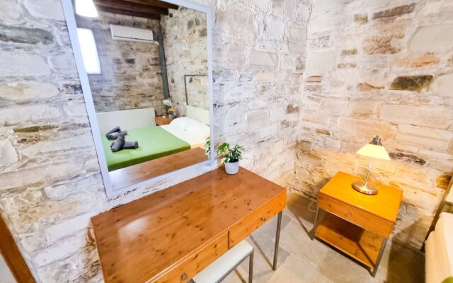 Skarinou's Landhouse Poolside Apartment