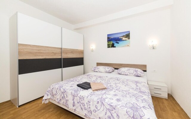 Beautiful Home in Kastel Stafilic With Wifi and 4 Bedrooms