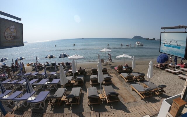 Casa Del Mar Suites & Apartments