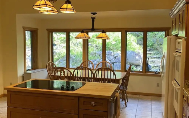 Gunflint Lodge & Outfitters