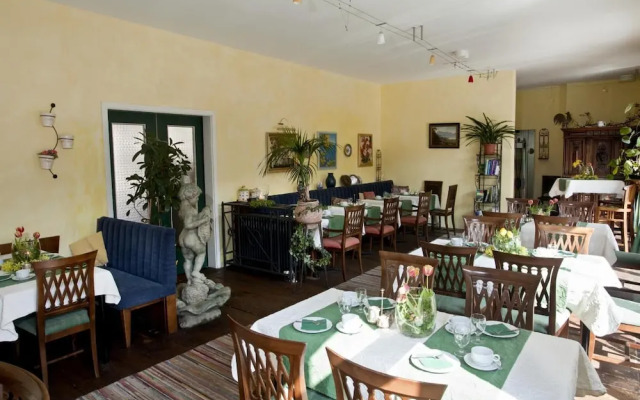 Hotel Henry