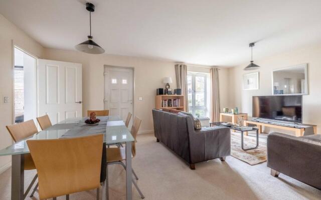 Cosy 2 Bed 2 Bath Central Windsor & Parking