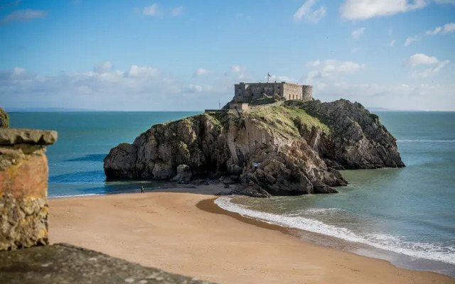 Windermere House - Sea Views Close to Harbour