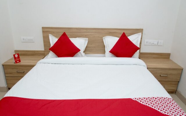 OYO 14110 Home Modern Stay Airport Road