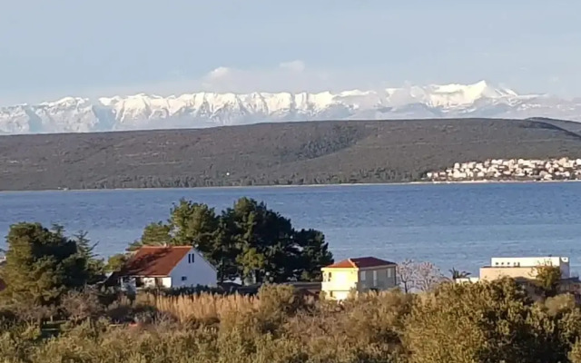 Contemporary Apartment in Neviđane near Sea