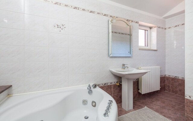 Amazing Home in Matulji With 5 Bedrooms, Jacuzzi and Wifi