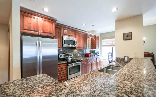 Silver Bear 22 Pet-Friendly, Cozy, Underground Parking, Walk to Canyon Lodge by RedAwning