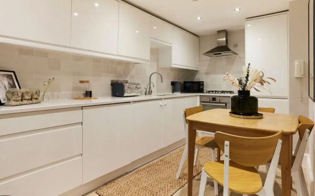 The Fichley Hideaway - Glamorous 2Bdr Flat With Patio