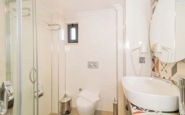 Excellent Hotel Room Near Hadrian s Gate