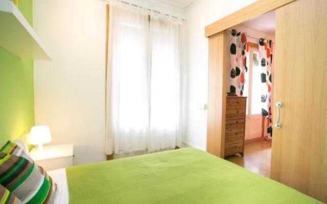 Ro Lively and bright apartment next to Blai st