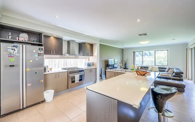 StayAU Spacious Stay Point Cook