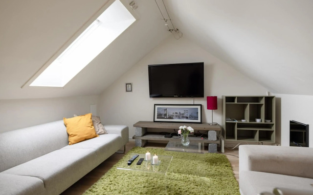 Central top floor apartment