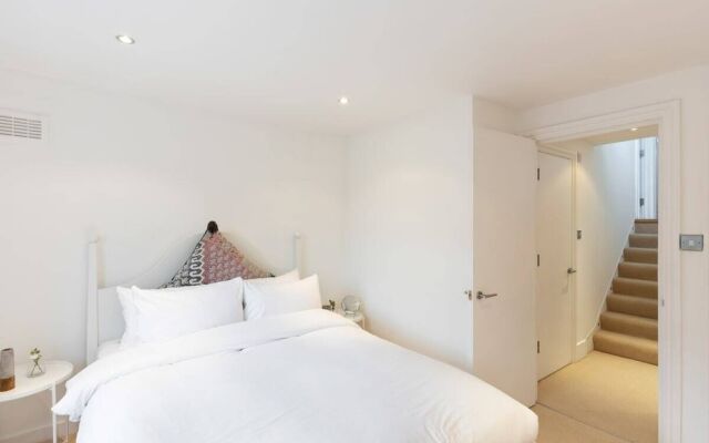 Modern & Cosy Three Bedroom Apartment in Queen's Park