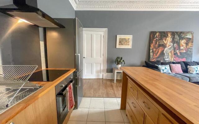 Spacious 3 bedroom Victorian flat City Centre