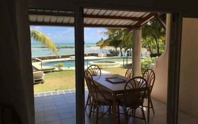 Residence With 6 Seafront Bungalows and Swimming