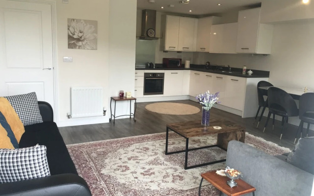 Lovely 1-bed Apartment in Addlestone