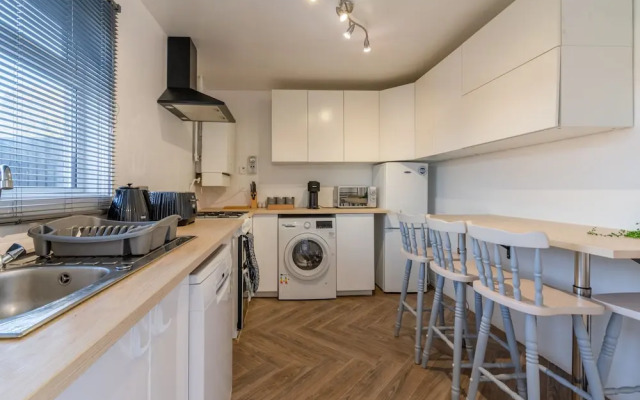 Newly Renovated 2-Bed Home in Newport