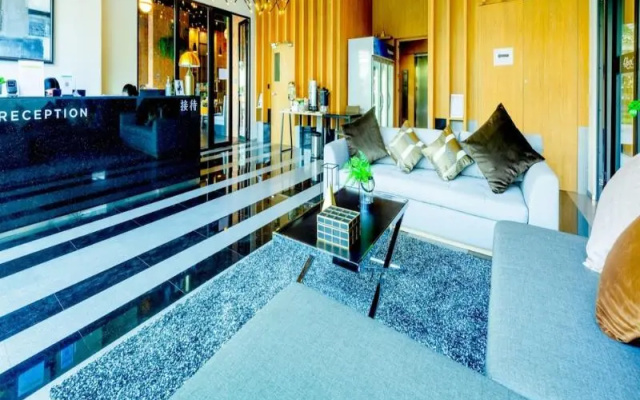 Q-Box Hotel Bangkok Blossom