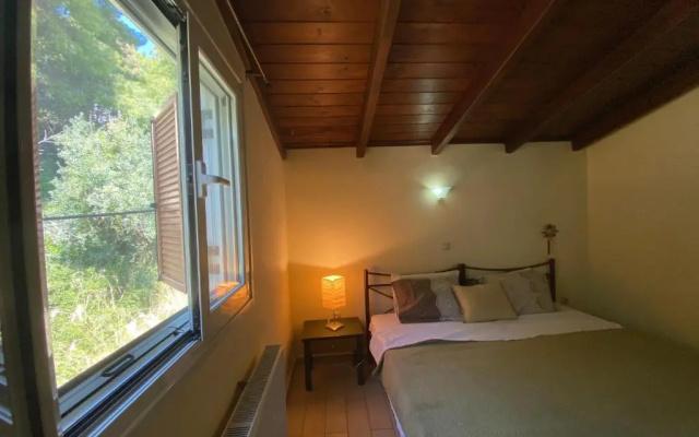 Manos’ Traditional Maisonette