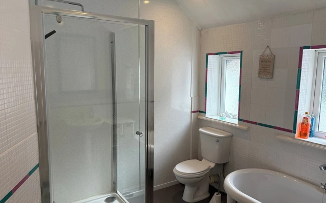 10 Guests - 5 Bedrooms - Free Parking - Petok