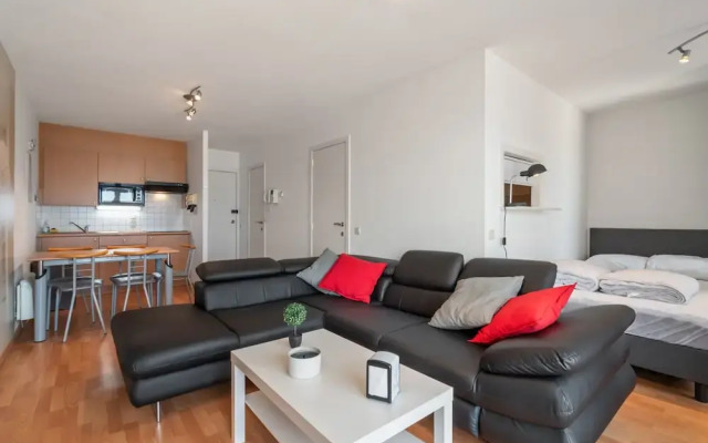 One-bedroom Flat With sea Views and Parking