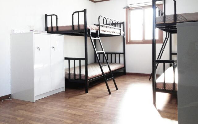 Guesthouse Enoch - Hostel