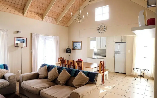 The Pelican - Stunning 3-bedroom Holiday Home in Langebaan