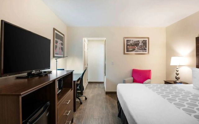 Downtown Hollywood Gardens Inn & Suites