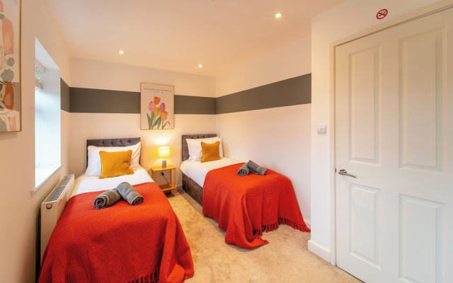 4 Bed House - Cheltenham & Gloucester - Sleeps 8